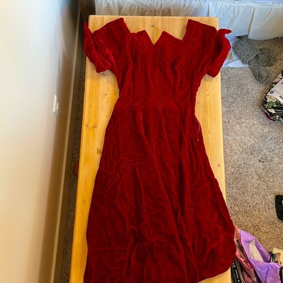 Red velvet dress - Picture 2 of 2